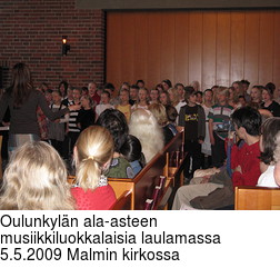 Oulunkyln ala-asteen musiikkiluokkalaisia laulamassa 5.5.2009 Malmin kirkossa