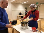 Arja Oksanen sai vlill jakaa ruokailijoille keittoa.