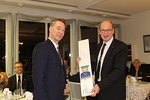 Tohtori Heikki Rausmaa sai Jukka Holopaiselta Pihlajamen klubin viirin kiitokseksi hienosta esitelmst.