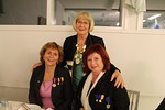 Teija Loponen, Merja Carlander ja Mirva Neva-aho-Simonsen yhteiskuvassa ennen ritariksi lymist.