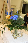 Juhlapyt oli koristeltu kauniisti sinivalkoisella kukkakimpulla. 