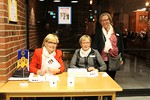 Lippujen myynnist vastasivat Jatta Kurki ja Ulla Huotinen. Heidn vieressn Liisa Vahtera.