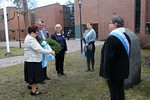 Presidentti Eila Lohilahti lukee muistoseppeen nauhoissa olevaa teksti. Eilan vieress oi. Eino Jokkala, Merja Carlander, Petra Bedda ja Eila Sundman.