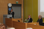 Liiton varapuheenjohtaja Erkki Honkala puhuu. Hnet palkittiin N-piirin uudella viirill. 