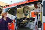 Ambulanssin sairaanhoitaja-sairasautonkuljettaja kertoileemeille tystn. Vasemmalla Teija Loponen, jolle kuuluu iso kiitos tmn onnistuneen tapahtuman jrjestelyist. 