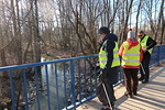 Ulla-Mari Lappalainen, Merja Carlander ja Vesa Lappalainen Longinojan ylittvll sillalla katsomassa kunnostettua puroa.