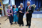 Juhlatoimikunnan puheenjohtaja Maija Lintumäki sai presidentin myöntämän ansiomerkin ansioistaan juhlan järjestämisessä. Maijan vieressä hänen puolisonsa Seppo Pieviläinen.