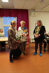 Kauden presidentti Anita Tuohino ja viime kauden presidentti Irma Väätäinen antoivat Liisa Vahteralle klubimme pöytästandaarin ja kauniin kukkakimpun.