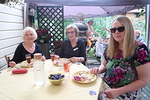 Mirja Weiste, Kirsi Sjblom ja Marja-Liisa Litmanen nauttivat pydn antimista. 