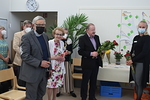 LC Helsinki/Pasilan lionit antoivat  ruusukimpun hoivakodin johtajalle 
