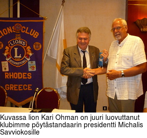 Kuvassa lion Kari hman on juuri luovuttanut klubimme pytstandaarin presidentti Michalis Savviokosille