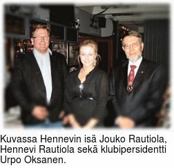 Kuvassa Hennevin is Jouko Rautiola, Hennevi Rautiola sek klubipersidentti Urpo Oksanen.