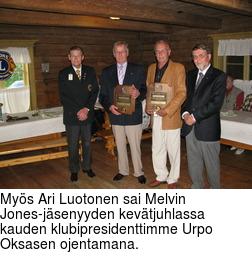 Mys Ari Luotonen sai Melvin Jones-jsenyyden kevtjuhlassa kauden klubipresidenttimme Urpo Oksasen ojentamana.