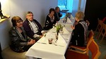 Marjatta, Seppo, Riitta, Aarne ja Hannele kuuntelevatpuheita.