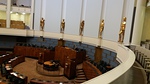 Eduskunnan istuntosali ja kullatut kipsipatsaat, joilla on tarinansa