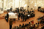 Presidentti Olli Torri ja Lasse Halme ojensivat kiitoskukat Pepe Willbergille ja orkesterille.