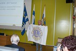 DG Aarne esitteli lippua, johon toivoi kaikkien kirjoittavan nimens.