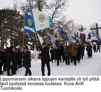 Lippumarssin aikana lippujen kantajilla oli ty pit liput pystyss kovassa tuulessa. Kuva Antti Tuomikoski