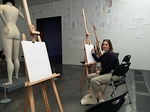 Lisa Kiasman interaktiivisessa taidenyttelyss, jossa itse luotiin samalla taidetta. PK
