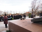 N-piirin seppeleen laskivat Marsalkka Mannerheimin hautapaadelle kuvernri Jenni Luomala ja varapiirikuvernri Markku Vesikallio.