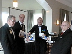 Lions-liiton tervehdys. Henkilt vasemmalta: PDG Jorma Laurila, pres. Jukka Holopainen, CC Asko Meril, siht. Timo Fingerroos.