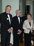 DG Saarinen luovutti Eero ja Kaarina Helkkulalle 50 vuotta toimineiden perustajajsenten ansiomerkit. 