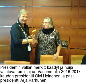 Presidentin vallan merkit: käädyt ja nuija vaihtavat omistajaa. Vasemmalla 2016-2017 kauden presidentti Oivi Heinonen ja past presidentti Arja Karhunen.