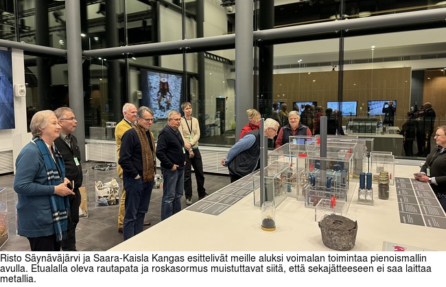 Risto Synvjrvi ja Saara-Kaisla Kangas esittelivt meille aluksi voimalan toimintaa pienoismallin avulla. Etualalla oleva rautapata ja roskasormus muistuttavat siit, ett sekajtteeseen ei saa laittaa metallia.
