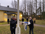 Laajasalo-Deger Seuran puheenjohtaja Osmo Rantakari (vas.) ja Veijo Kekkonen klubistamme nostivat lipun salkoon.