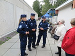 Poliisikin  jalkautui keskustelemaan asukkaiden kanssa. Lapsilla (ja vanhemmillakin) oli samalla mahdollisuus tutustua uudenvrityksen saaneeseen poliisimaijaan.