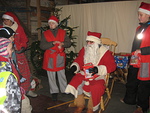 Joulupukki on saapunut Tonttupolulle joka vuosi jakamaan luokseen tuleville lapsille joulupussin, jossa sisll mukavaa ylltyst.