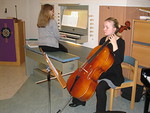 Illan musiikista vastasivat Olga Mkinen (sello) ja Elina Tofferi (urut ja piano).