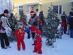 Joulukuusen koristelupisteess lapset psevt itse "virittelemn" koristeet paikoilleen.