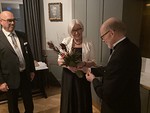 Veli Lasse Litovaara kiinitt ritarimerkin lady Eija Lumivaaran rintaan presidentti Pentti Ekolan avustamana.