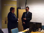 Presidentti Arto Toivonen antaa aidon pronssileijonan Lentotullin plliklle Mika Pitkniemelle. 