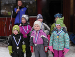 Lasten hiihtokilpailun mitalisteja