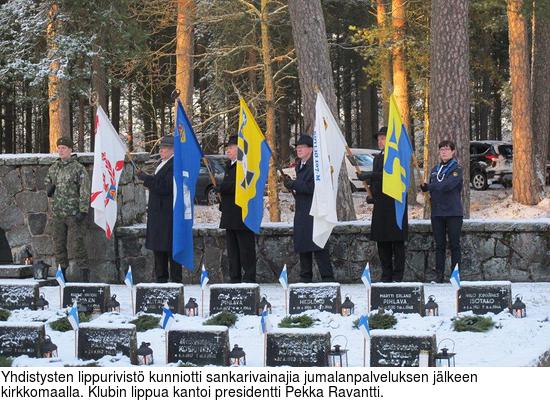 Yhdistysten lippurivistö kunniotti sankarivainajia jumalanpalveluksen jälkeen kirkkomaalla. Klubin lippua kantoi presidentti Pekka Ravantti.