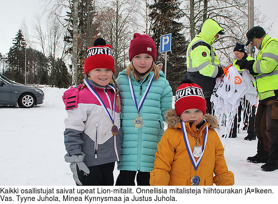 Kaikki osallistujat saivat upeat Lion-mitalit. Onnellisia mitalisteja hiihtourakan jÃ¤lkeen. Vas. Tyyne Juhola, Minea Kynnysmaa ja Justus Juhola.