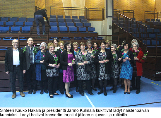 Sihteeri Kauko Hakala ja presidentti Jarmo Kulmala kukittivat ladyt naistenpäivän kunniaksi. Ladyt hoitivat konsertin tarjoilut jälleen sujuvasti ja rutiinilla