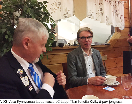 VDG Vesa Kynnysmaa tapaamassa LC Lappi TL:n lioneita Kivikylä-paviljongissa.