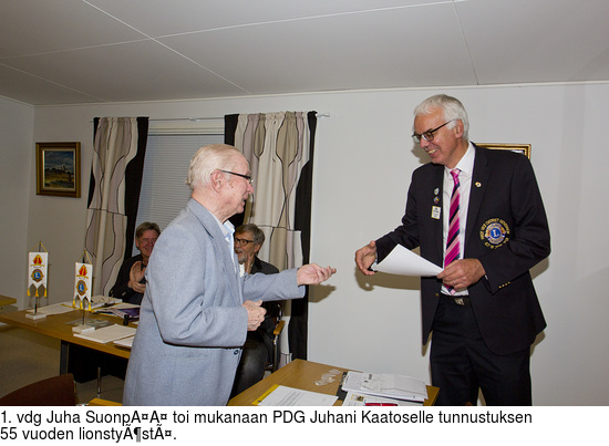 1. vdg Juha SuonpÃ¤Ã¤ toi mukanaan PDG Juhani Kaatoselle tunnustuksen 55 vuoden lionstyÃ¶stÃ¤.