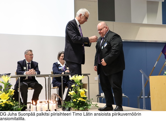 DG Juha Suonpää palkitsi piirisihteeri Timo Lätin ansioista piirikuvernöörin ansiomitalilla.