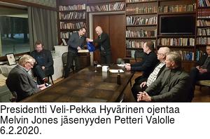 Presidentti Veli-Pekka Hyvrinen ojentaa Melvin Jones jsenyyden Petteri Valolle 6.2.2020.
