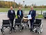 Lionit Jorma Tuominen, Pauli Vntnen ja Jarmo Rantalainen luovuttivat 1.10.2021 Mallusjoen Lepokodin kyttn nelj pyrtuolia.