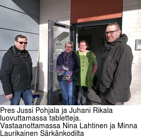 Pres Jussi Pohjala ja Juhani Rikala luovuttamassa tabletteja. Vastaanottamassa Nina Lahtinen ja Minna Laurikainen Särkänkodilta