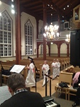 Lucianeidot harjottelevat kirkossa ennen konserttia