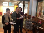 Vanhoja koululauluja laulettiin yhdess asukkaiden kanssa Katri sest Marjut, Sanna ja Piritta esilaulajina
