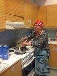 Marja-Liisa hmmensi valmiiksi riisit tuleviin porkkanalaatikoihin