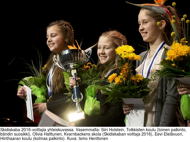 Skidiskaba 2016-voittajia yhteiskuvassa. Vasemmalta: Siiri Holstein, Tolkkisten koulu (toinen palkinto, bndin suosikki), Olivia Halttunen, Kvarnbackens skola (Skidiskaban voittaja 2016), Eevi Etelvuori, Hinthaaran koulu (kolmas palkinto). Kuva: Ismo Henttonen