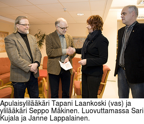 Apulaisylilkri Tapani Laankoski (vas) ja ylilkri Seppo Mkinen. Luovuttamassa Sari Kujala ja Janne Lappalainen.